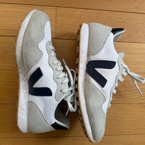 VEJA - women’s LR T4 sneaker, size 8 / EU 39